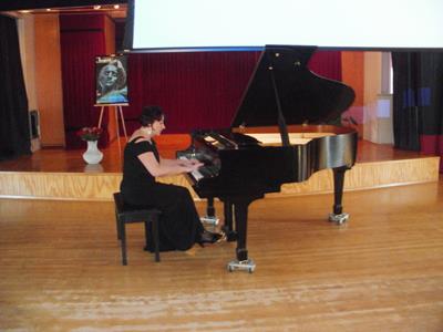 Uczniowie Studia Muzycznego Marzeny Szlagi, grają muzykę Fryderyka Szopena.